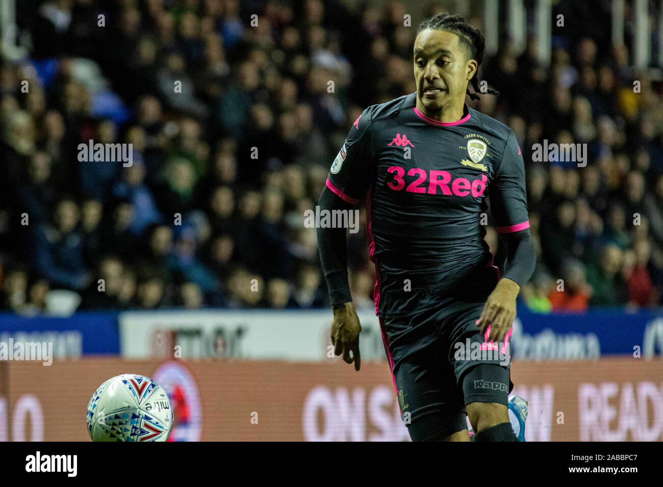 Reading, Großbritannien. 26 Nov, 2019. Helder Costa von Leeds United in Aktion gegen Lesen. EFL Skybet Meisterschaft übereinstimmen, Lesen v Leeds Utd im Madejski Stadium in der Lesung am Dienstag, den 26. November 2019. Dieses Bild dürfen nur für redaktionelle Zwecke verwendet werden. Nur die redaktionelle Nutzung, eine Lizenz für die gewerbliche Nutzung erforderlich. Keine Verwendung in Wetten, Spiele oder einer einzelnen Verein/Liga/player Publikationen. pic von Lewis Mitchell/Andrew Orchard sport Fotografie/Alamy Live news Credit: Andrew Orchard sport Fotografie/Alamy leben Nachrichten Stockfoto