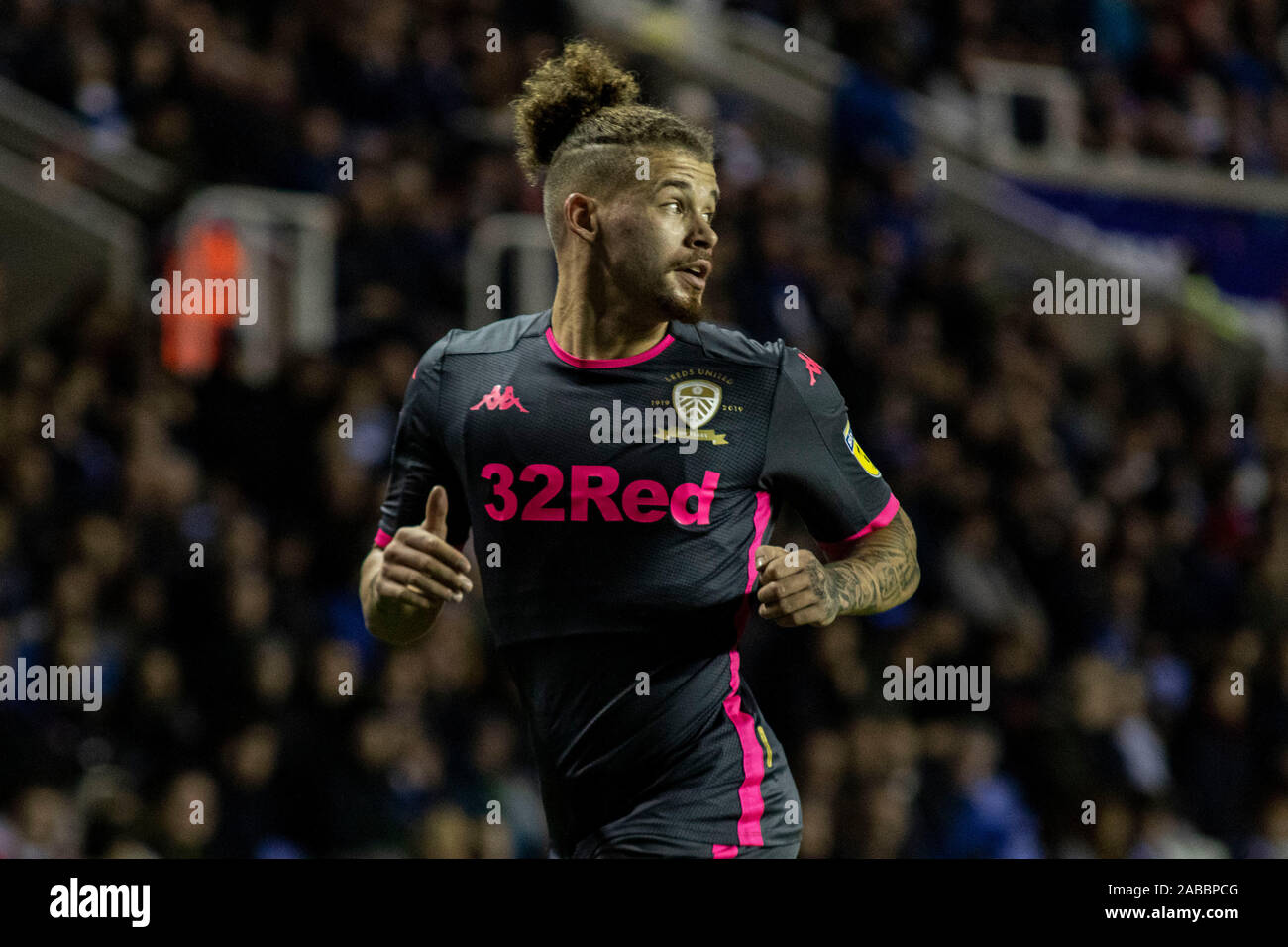 Reading, Großbritannien. 26 Nov, 2019. Leslie Phillips von Leeds United bereitet eine Ecke gegen Lesen zu nehmen. EFL Skybet Meisterschaft übereinstimmen, Lesen v Leeds Utd im Madejski Stadium in der Lesung am Dienstag, den 26. November 2019. Dieses Bild dürfen nur für redaktionelle Zwecke verwendet werden. Nur die redaktionelle Nutzung, eine Lizenz für die gewerbliche Nutzung erforderlich. Keine Verwendung in Wetten, Spiele oder einer einzelnen Verein/Liga/player Publikationen. pic von Lewis Mitchell/Andrew Orchard sport Fotografie/Alamy Live news Credit: Andrew Orchard sport Fotografie/Alamy leben Nachrichten Stockfoto