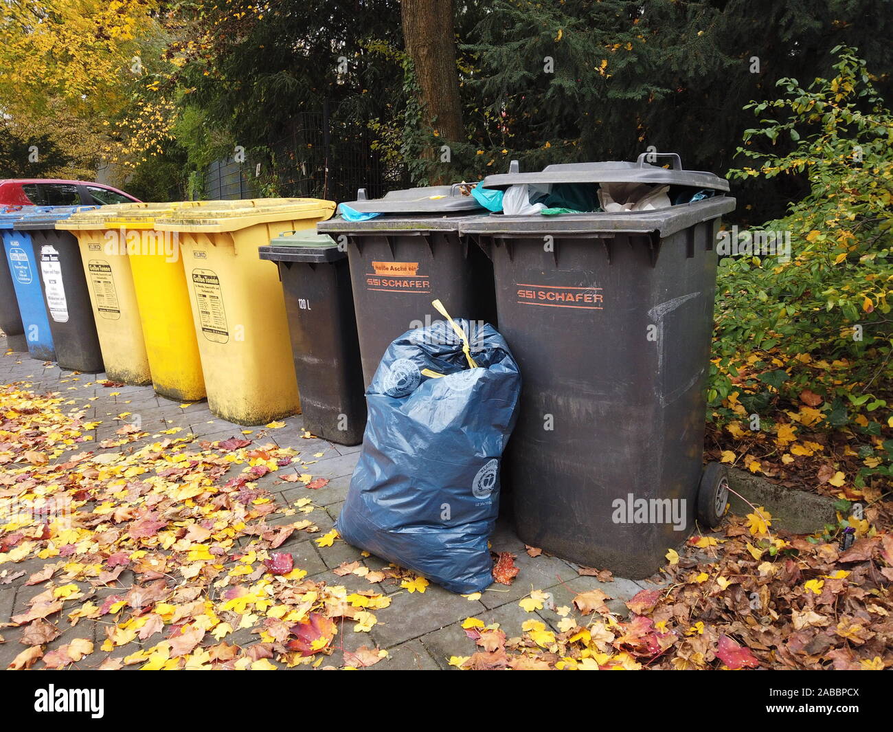 Waste Bin Muelltrennung Germany Stockfotos & Waste Bin Muelltrennung