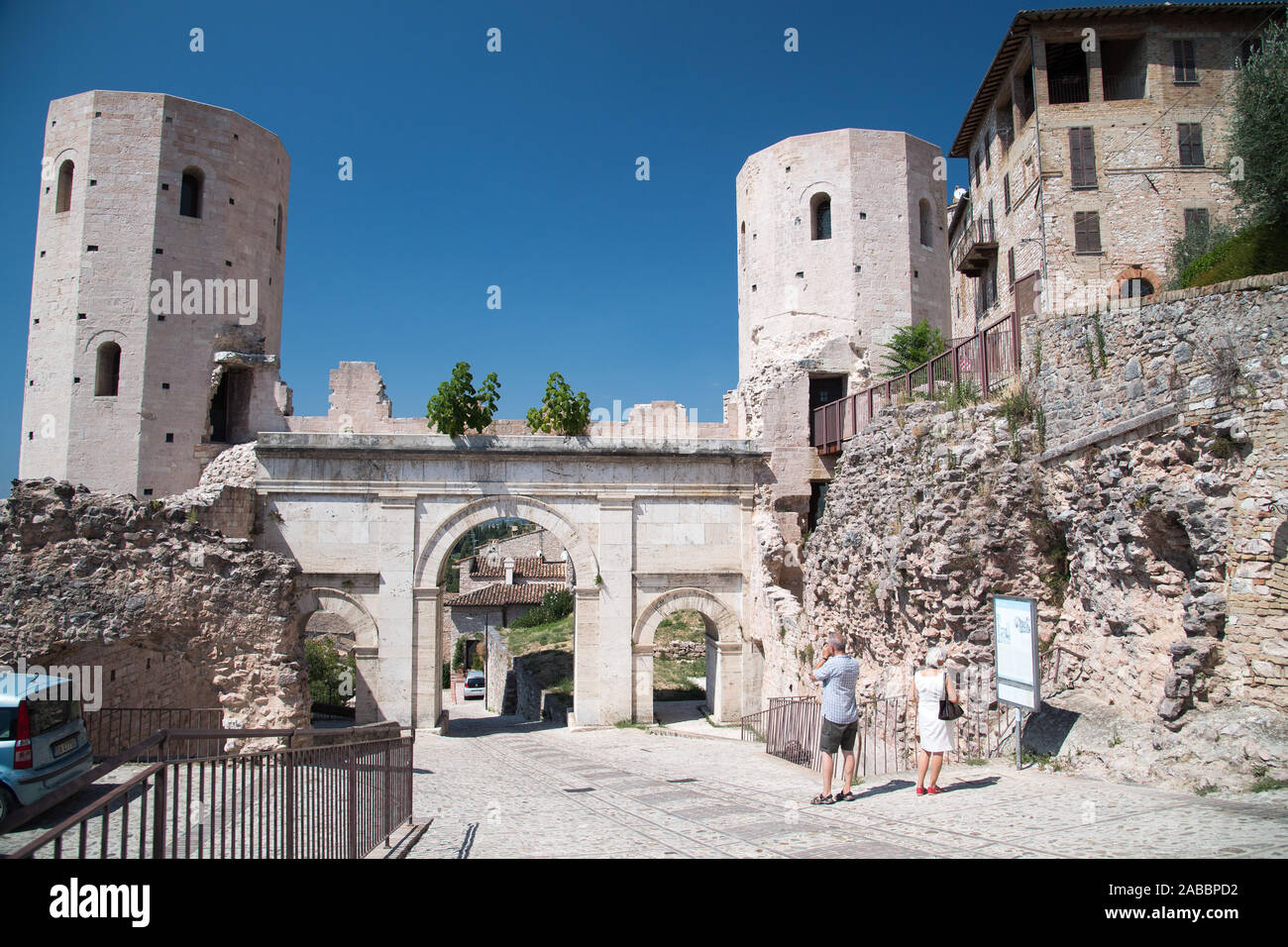 Römische Torri di Properzio e Porta Venere im historischen Zentrum von Spello, Umbrien, Italien. August 21 2019 © wojciech Strozyk/Alamy Stock Foto Stockfoto