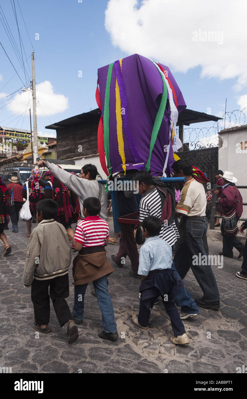 Guatemala, Chichicastenango, spontane Römisch-katholischen religiösen Prozession durch Straße Stockfoto