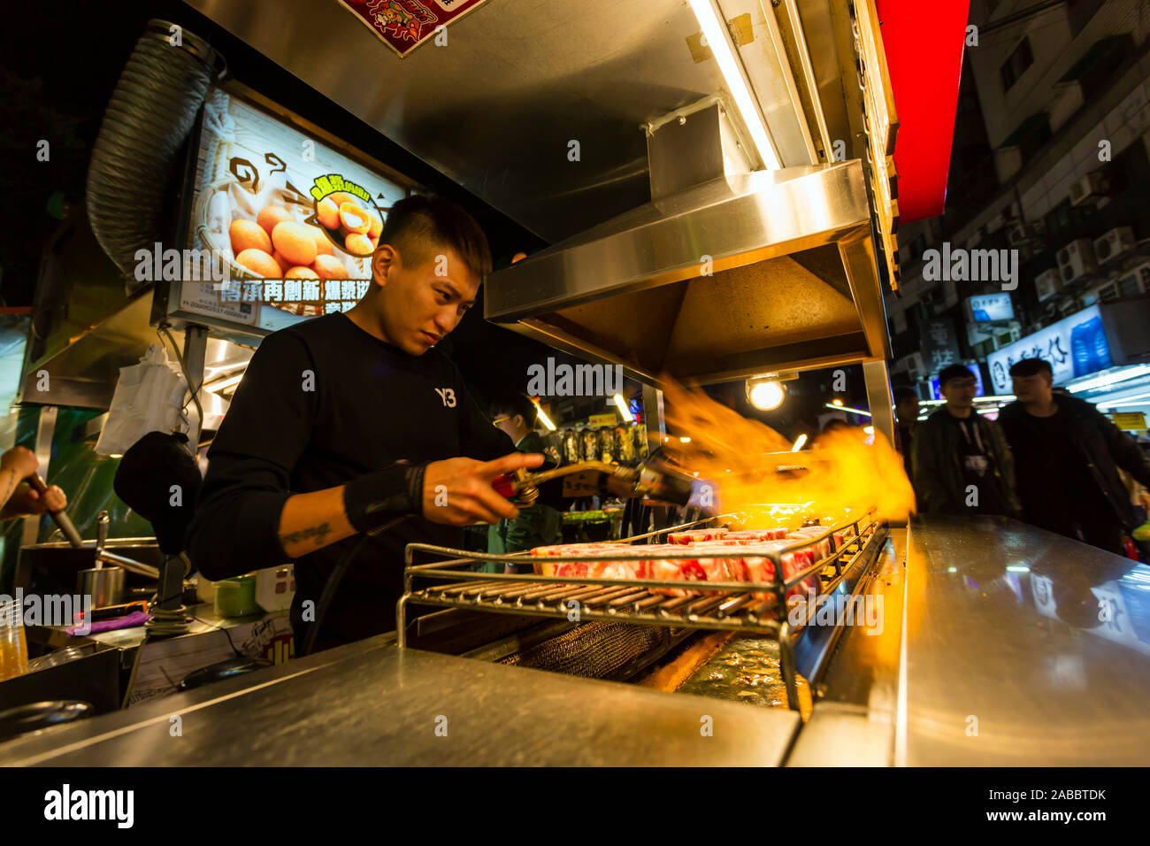 Taoyuan, Taiwan - 12. November 2019: Anbieter arbeiten und die Zubereitung von Speisen in einer Straße essen im zhongli Nachtmarkt in Taoyuan, Taiwan entfernt. Stockfoto