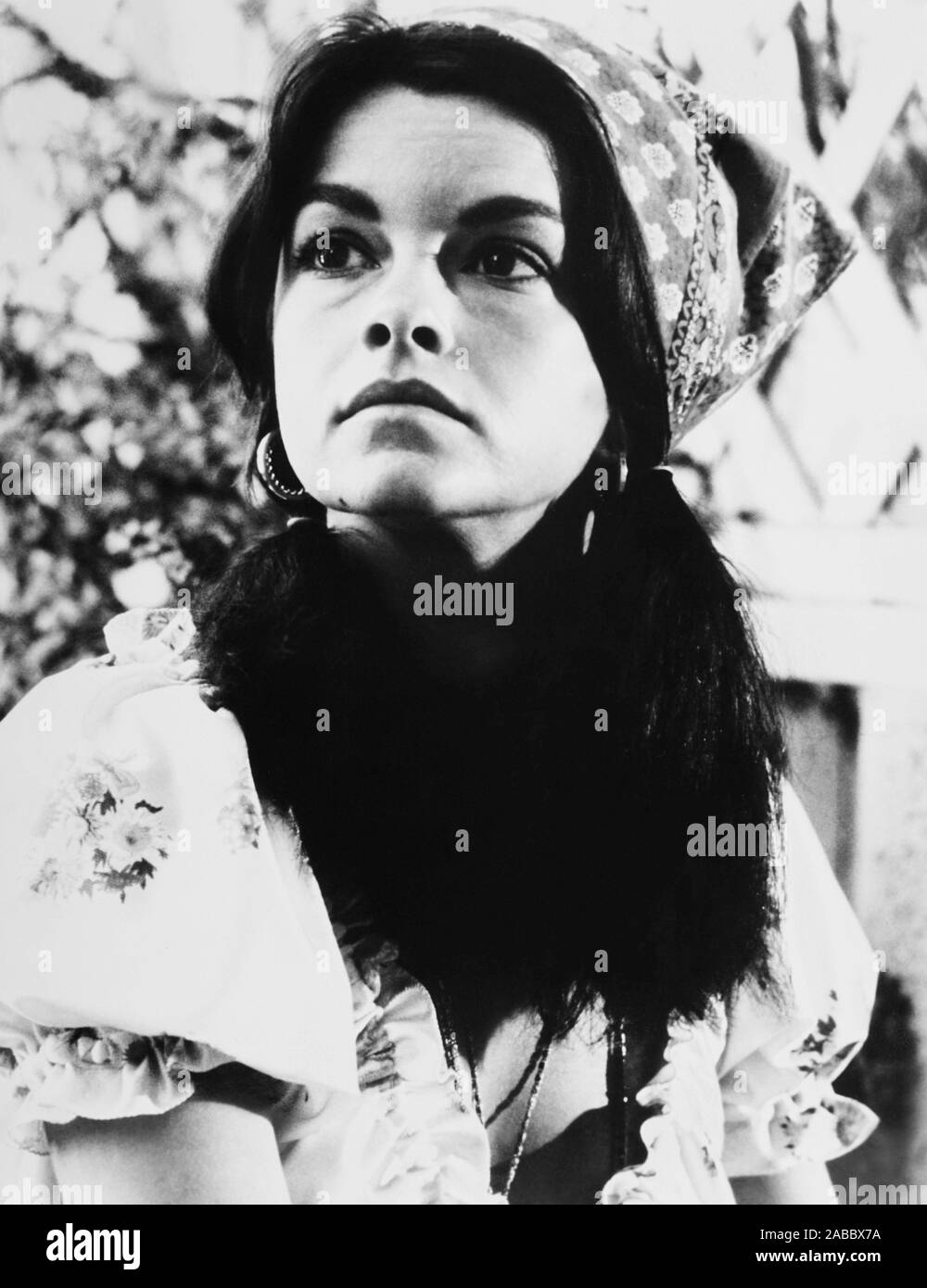ALEX UND DIE ZIGEUNER, (aka ALEX & THE GYPSY), Genevieve Bujold, 1976 ...