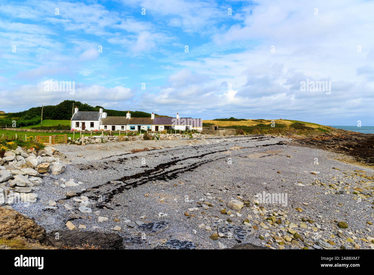 Steiniger Strand in Moelfre, Anglesey, Wales Stockfoto