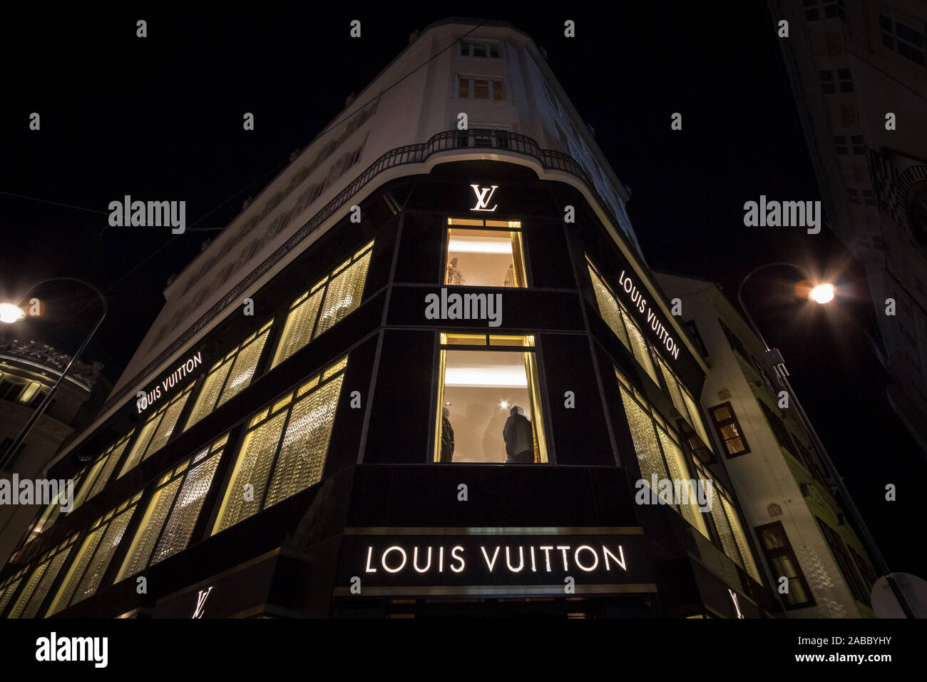 Wien, ÖSTERREICH - NOVEMBER 6, 2019: Louis Vuitton Logo auf Ihren lokalen Shop in Wien. Louis Vuitton ist ein modehaus Hersteller und Einzelhandel Luxus Stockfoto