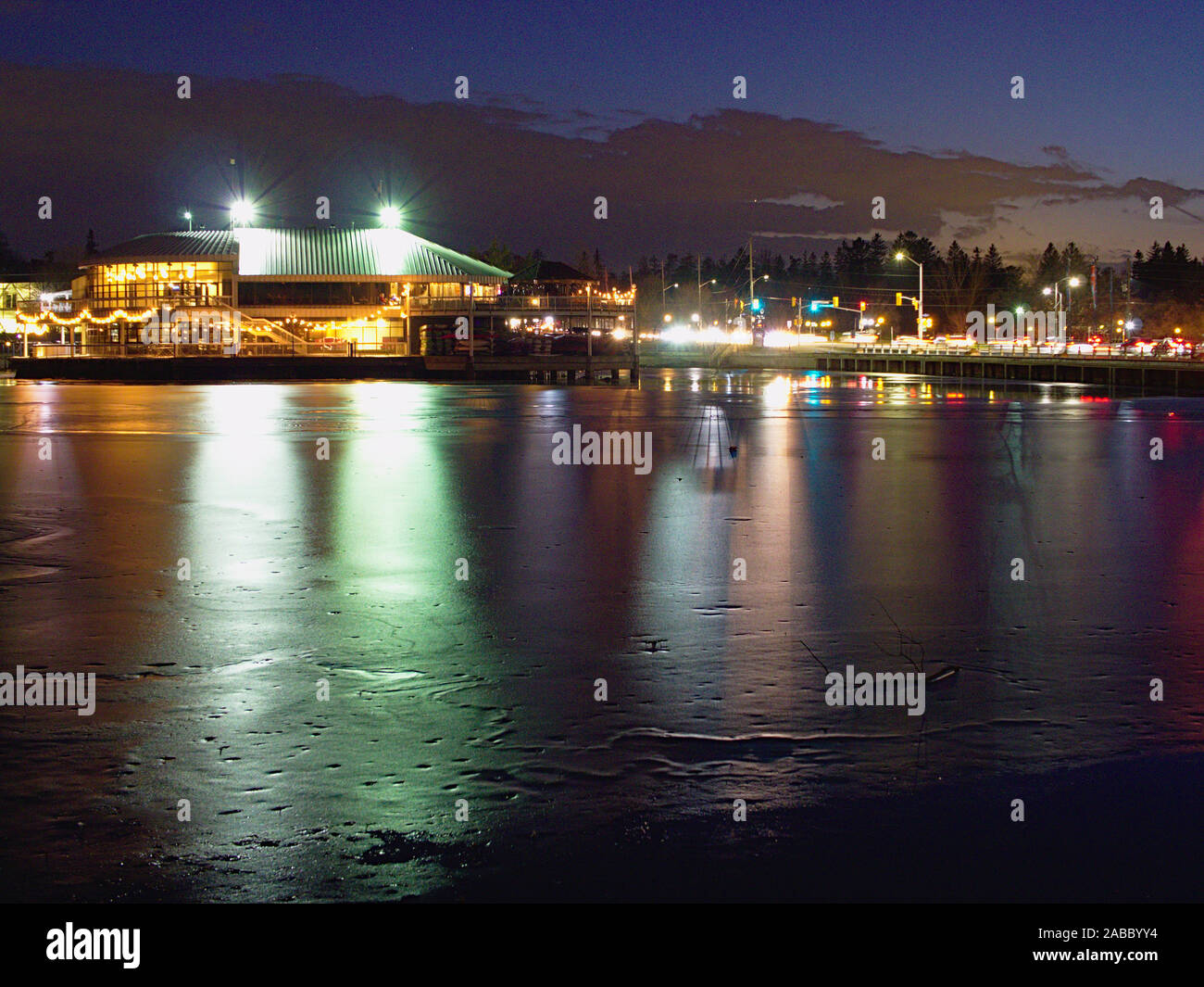 Dow's Lake Pavillion beleuchtet an einem Winterabend, auf einem zugefrorenen See, Ottawa, Ontario, Kanada nieder. Stockfoto