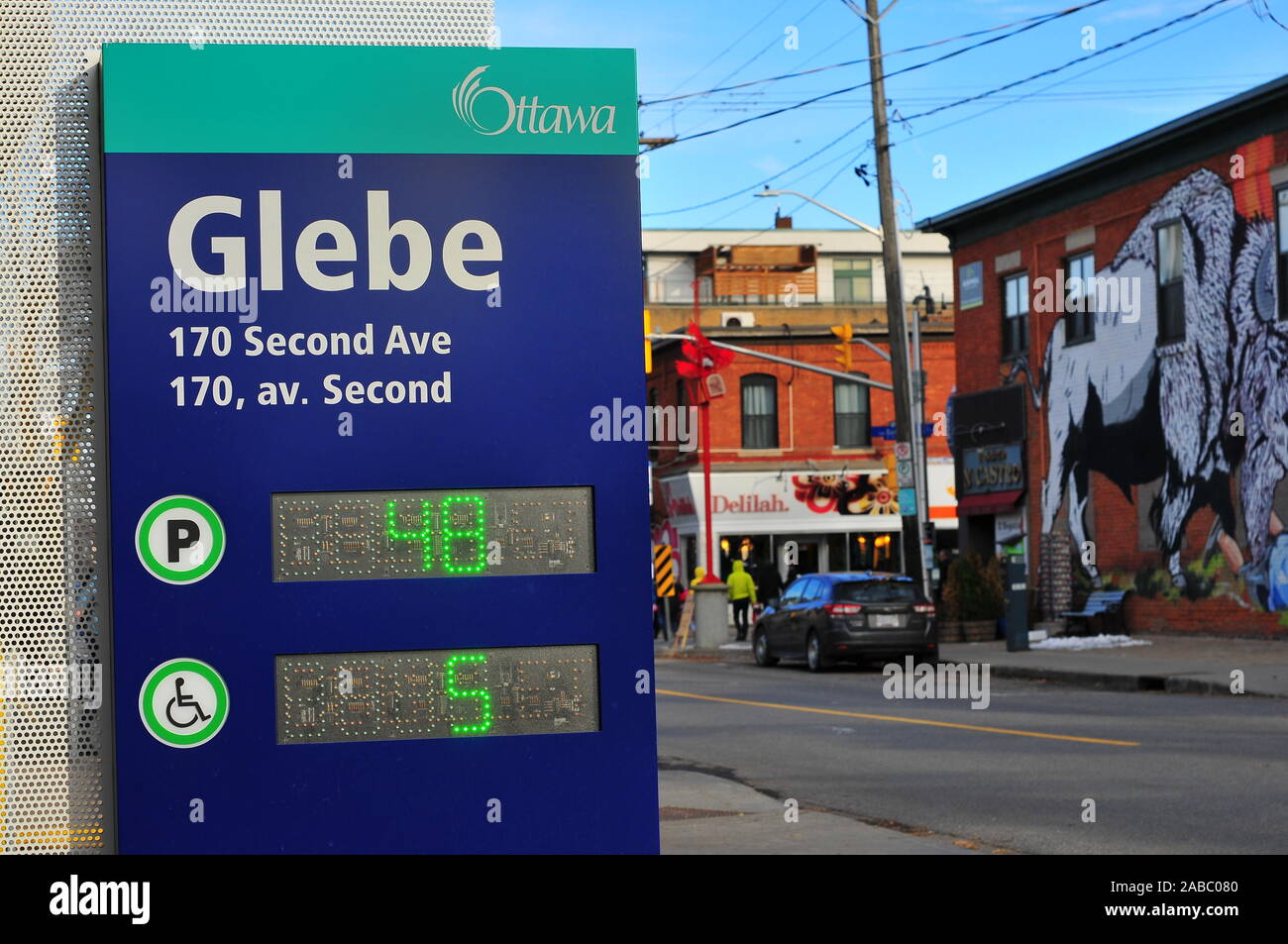 Zeichen für die Glebe Parkhaus an der Bank und an zweiter Stelle, hinter der U-Bahn. Ottawa, Ontario, Kanada. Übersicht freie Parkmöglichkeiten. Stockfoto