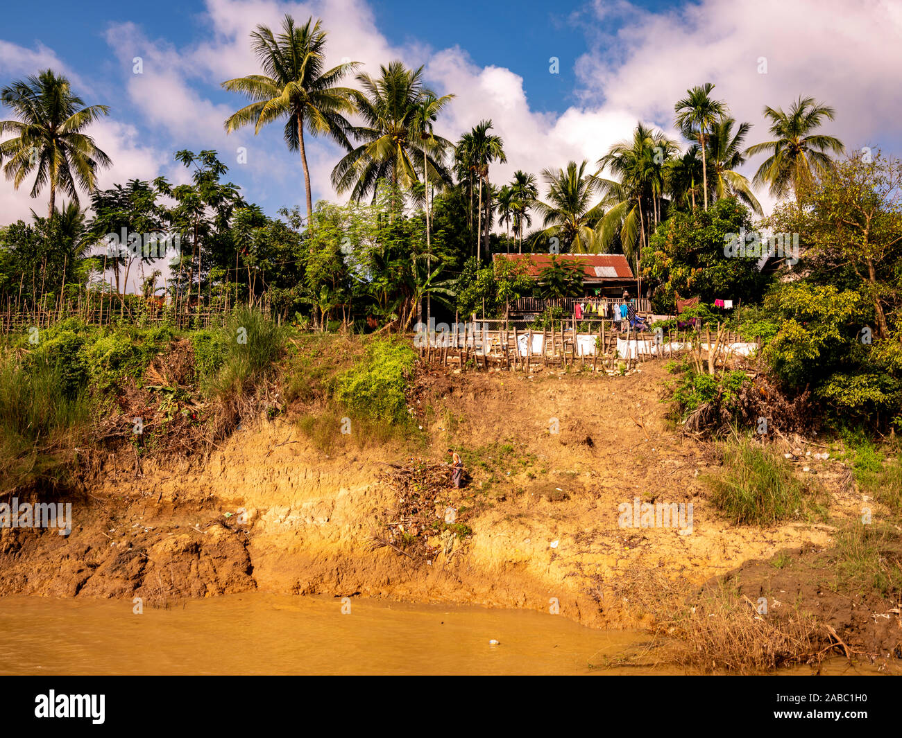Landschaft morgen Blick auf einen burmesischen Dorf während der Kreuzfahrt auf dem Chindwin Fluss im Nordwesten Myanmar (Birma) Stockfoto