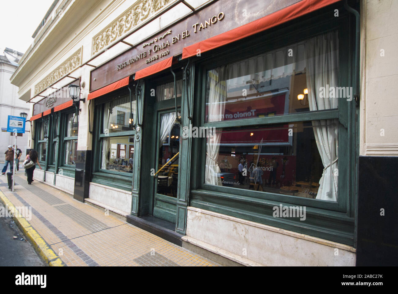 BUENOS AIRES, ARGENTINIEN - April,2008: Cafe querandì ist eine Bar mit einer Show der Tango, und ist einer der Cafe Honoratioren, geschützt durch die Stadt BA I Stockfoto