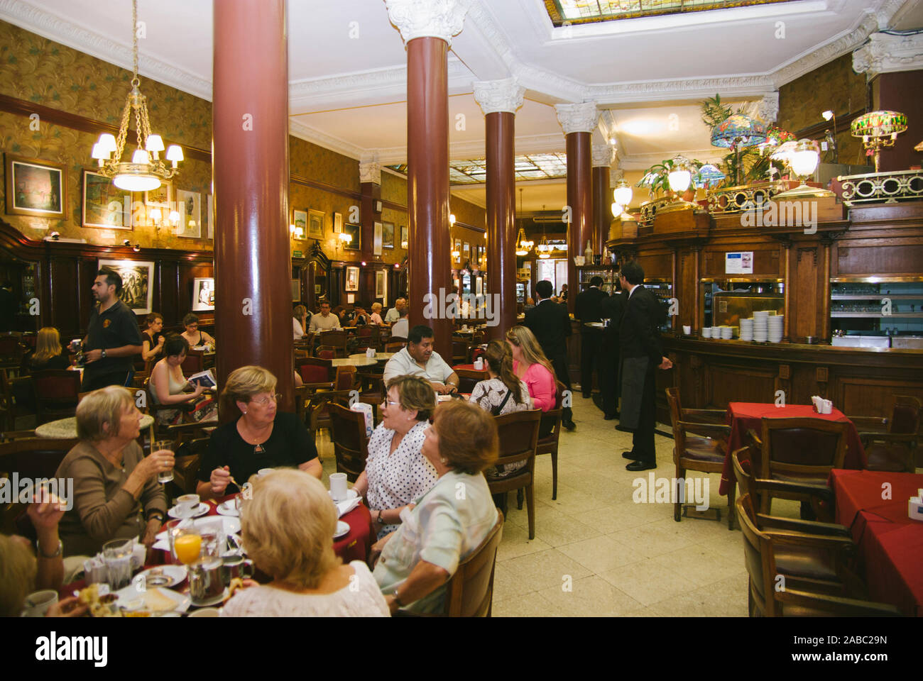 BUENOS AIRES, Argentinien - 7. APRIL: Cafe Tortoni ist ein Cafe Honoratioren in der Avenida de Mayo eröffnet im Jahre 1858, das älteste in der Stadt, auf den 7. April 2008 Stockfoto