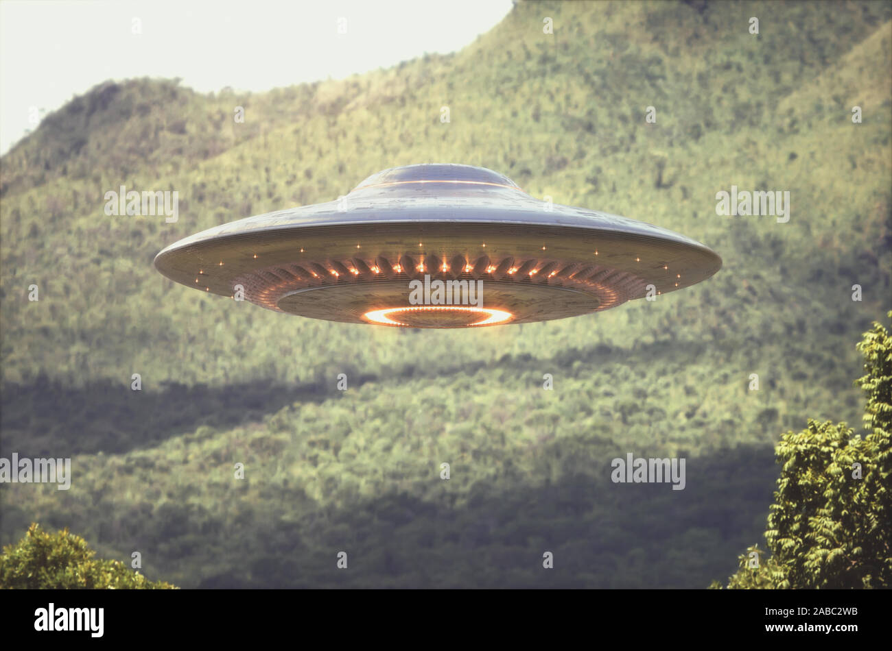 Unbekanntes Flugobjekt - UFO. Science Fiction Bild Konzept der Ufologie und das Leben des Planeten Erde. Beschneidungspfad enthalten. Stockfoto