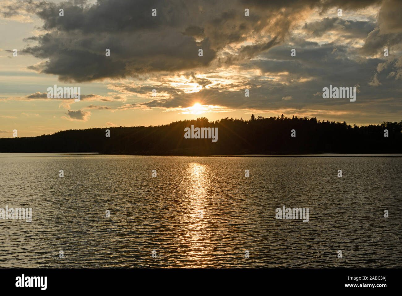 Goldenen See bei Sonnenuntergang auf See im Kawnipi Quetico Provincial Park in Ontario Stockfoto