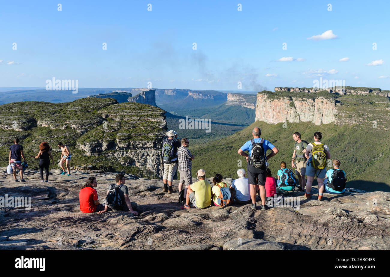 Touristen genießen die herrliche Aussicht auf die Chapada Diamantina Nationalpark (Parque Nacional de Chapada Diamantina). Lencois, Bahia, Brasilien. Stockfoto