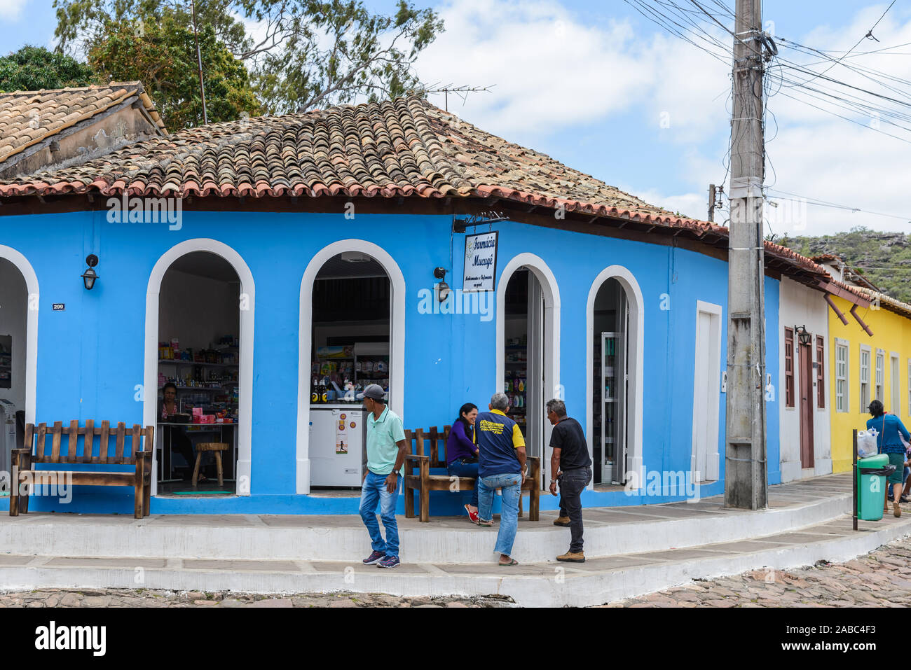 Menschen versammeln sich vor einem Geschäft in einer kleinen Stadt. Lencois, Bahia, Brasilien. Stockfoto