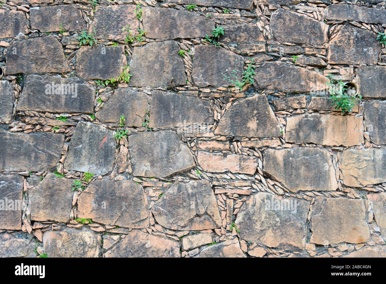 Mauer aus Stein, mit Intrigen Layout. Lencois, Bahia, Brasilien. Stockfoto