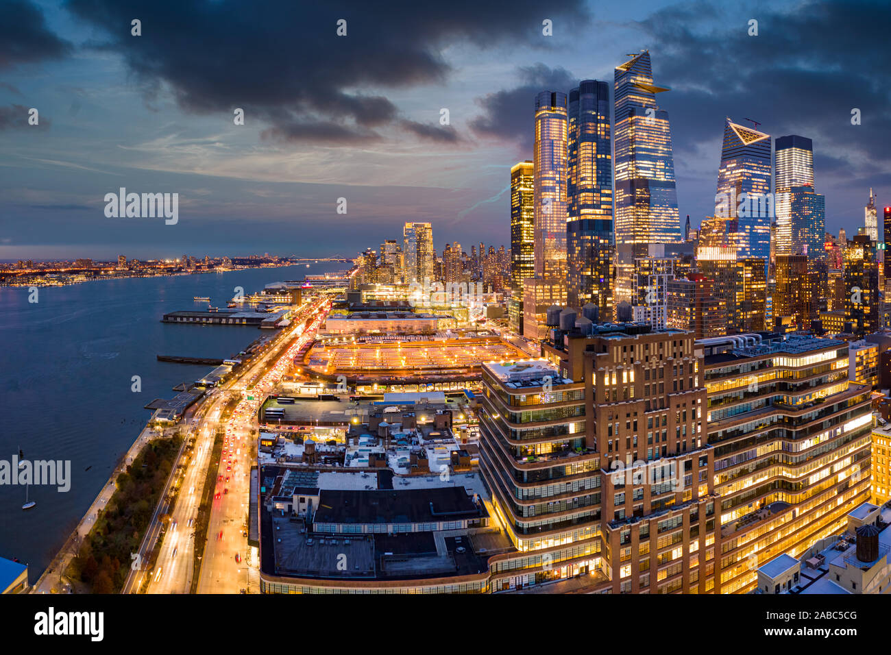 Antenne Panorama der Skyline von New York City in der Dämmerung Stockfoto