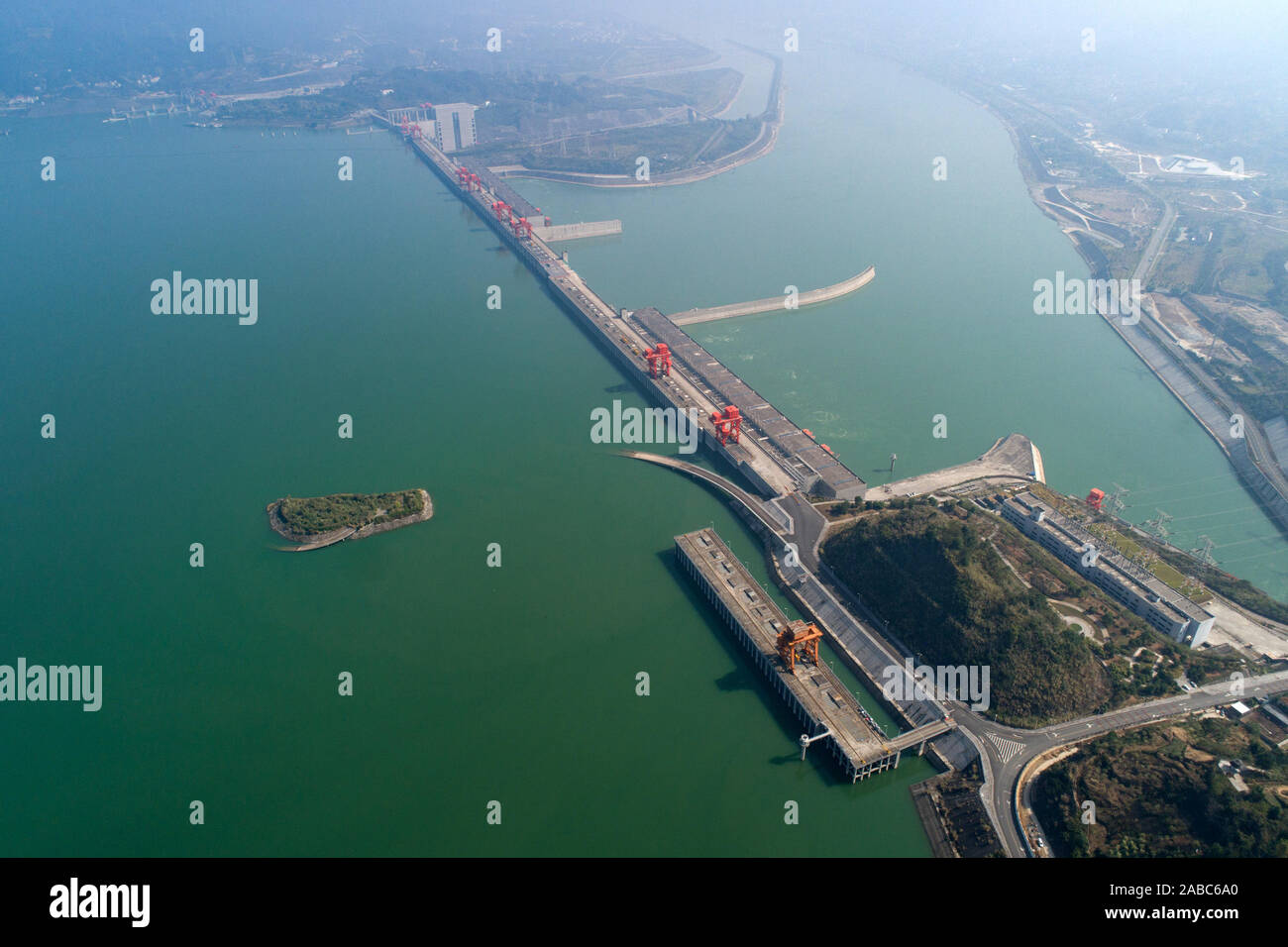 Eine Luftaufnahme des Drei-Schluchten-Damm, Wasserstand, deren Behälter 170 Meter Tiefe erreicht, fünf Meter zu den experimentellen Tiefe von 175 Meter, in Zi Stockfoto