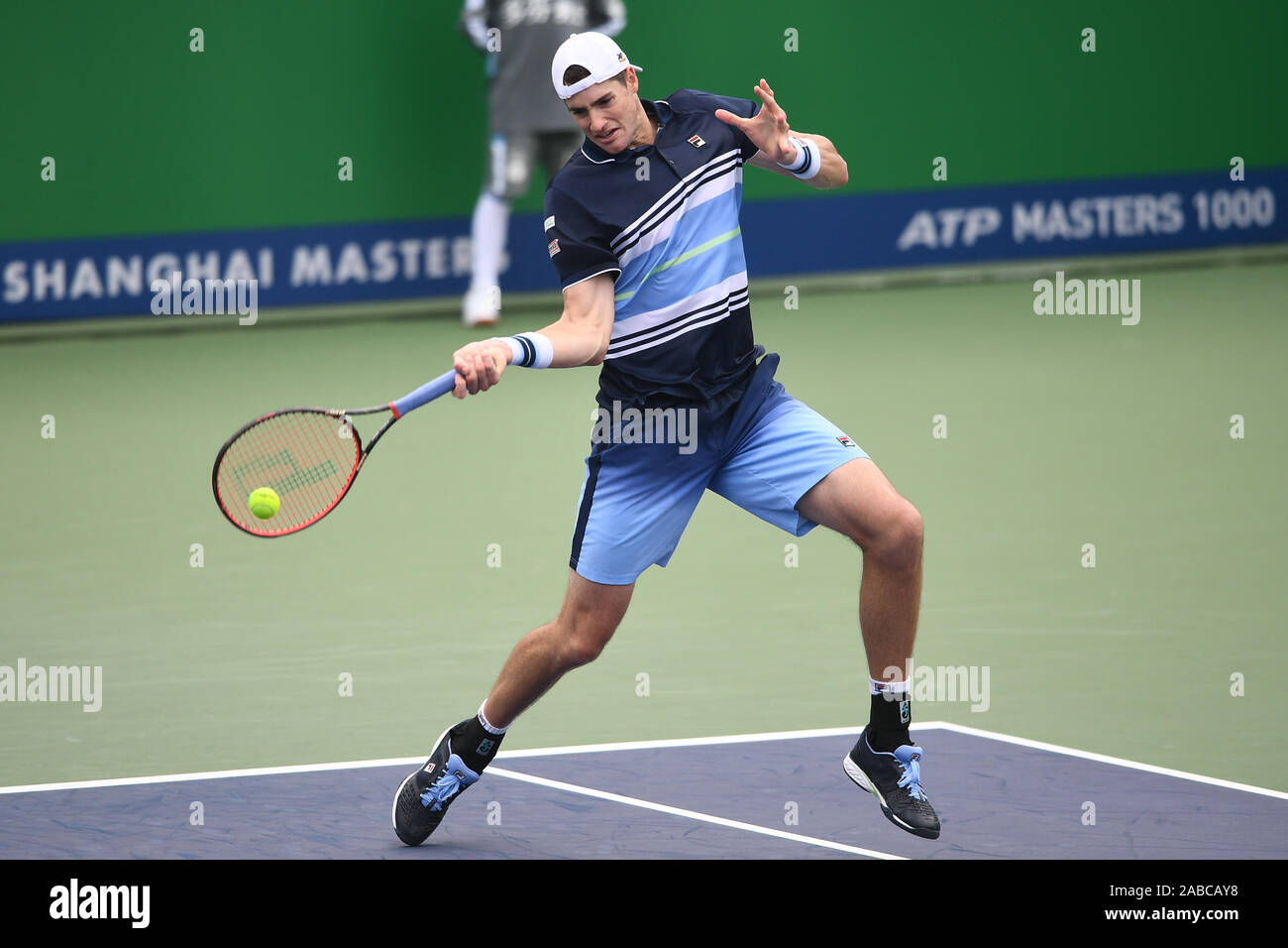 American Professional tennis player John Isner konkurriert gegen australische Professional tennis player Alex de Minaur während der ersten Runde der 2019 Ro Stockfoto