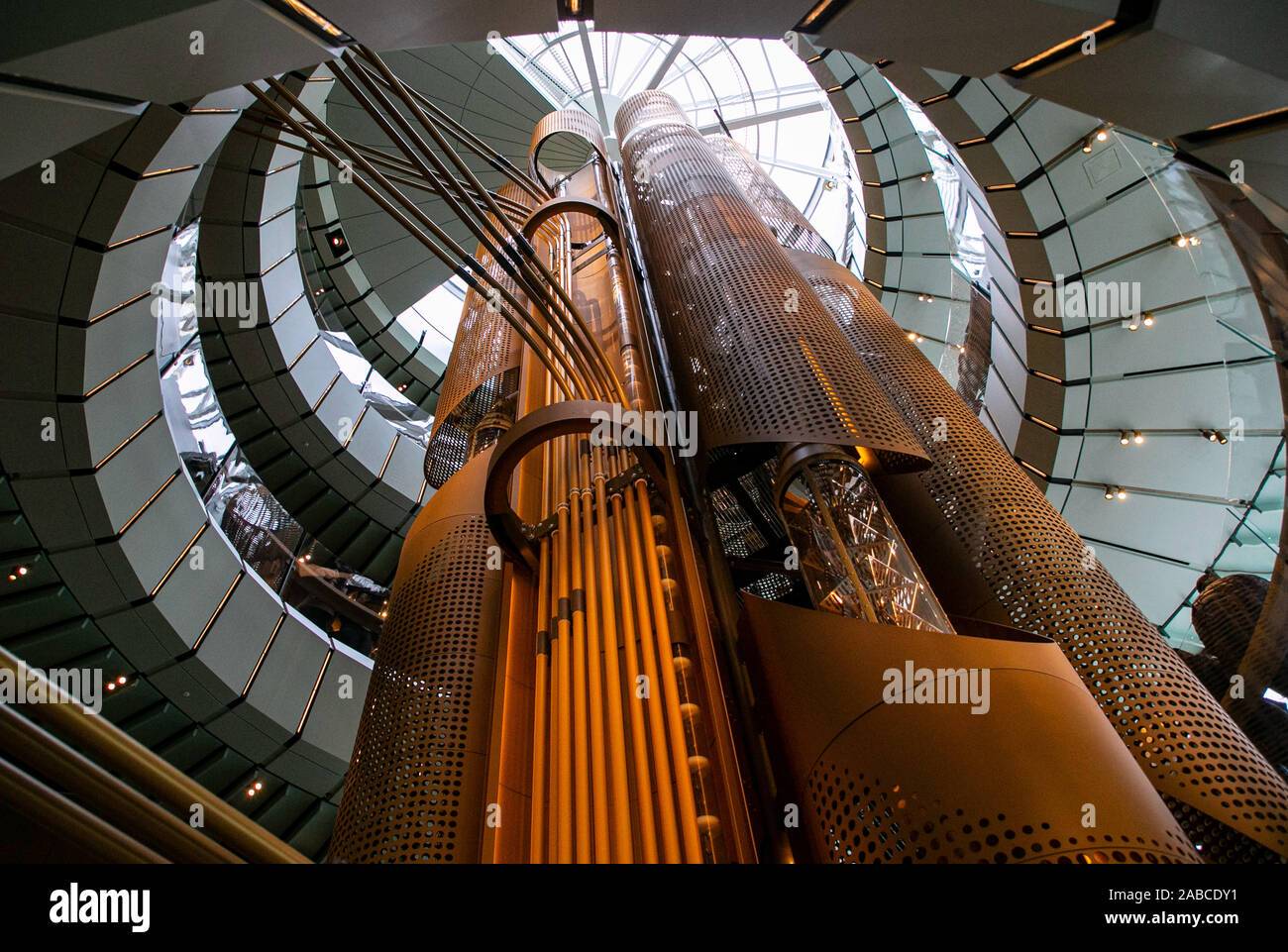 Peking, China. 25 Nov, 2019. Foto an November 25, 2019 zeigt das Interieur Szene des neuen Starbucks finden Rösterei auf der Michigan Avenue in Chicago, USA. Quelle: Joel Lerner/Xinhua/Alamy leben Nachrichten Stockfoto