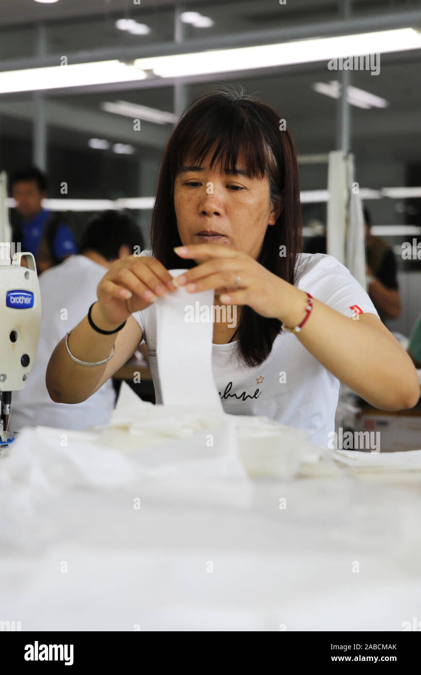 Arbeitnehmer Jacken in einem Werk von Bosideng, der führende chinesische Daunenjacke brandk, der gerade seine erstaunliche Debüt an der Mailänder Modewoche 2010, Stockfoto