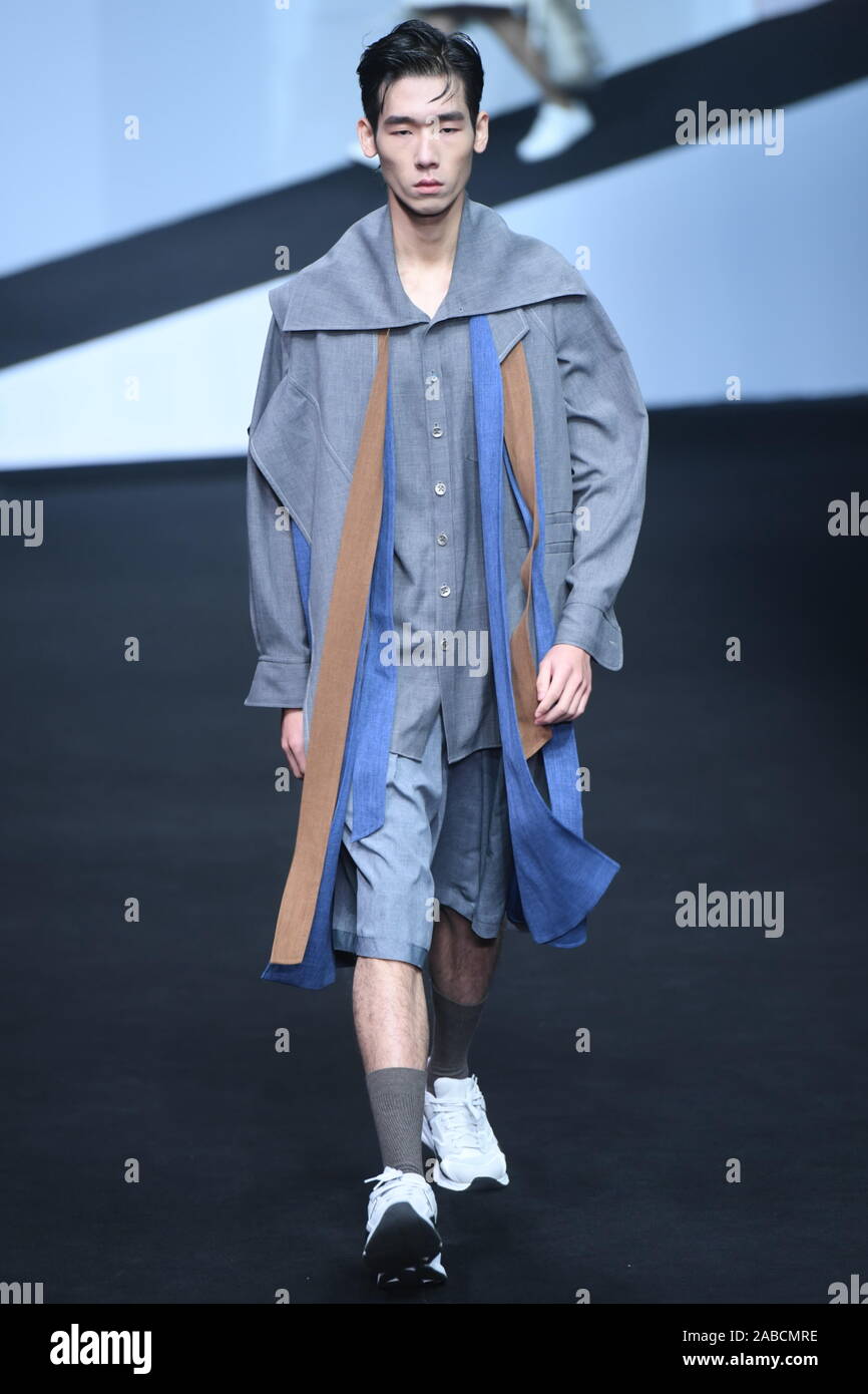 Ein Modell zeigt eine neue Schöpfung an der Xinyu Hu zeigen während der China International Fashion Week Frühjahr/Sommer 2020 in Peking, China, 30. Oktober 2019 Stockfoto