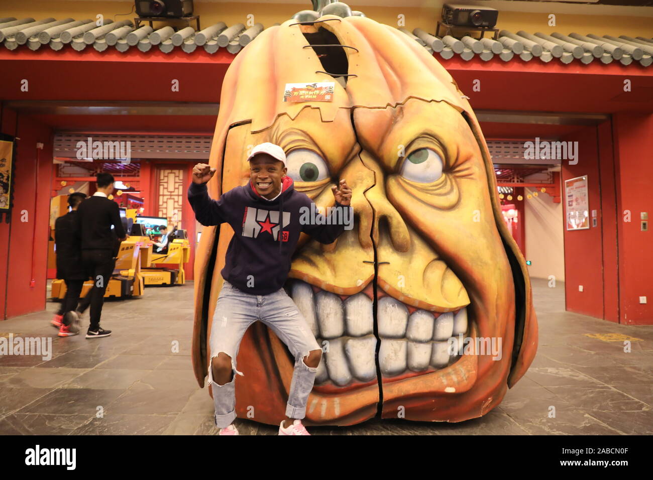 ---- Ein Tourist nimmt Fotos mit Dekoration mit Halloween Elemente an einem Mall in Nanjing, Provinz Jiangsu, China vom 28. Oktober 2019. Hal Stockfoto