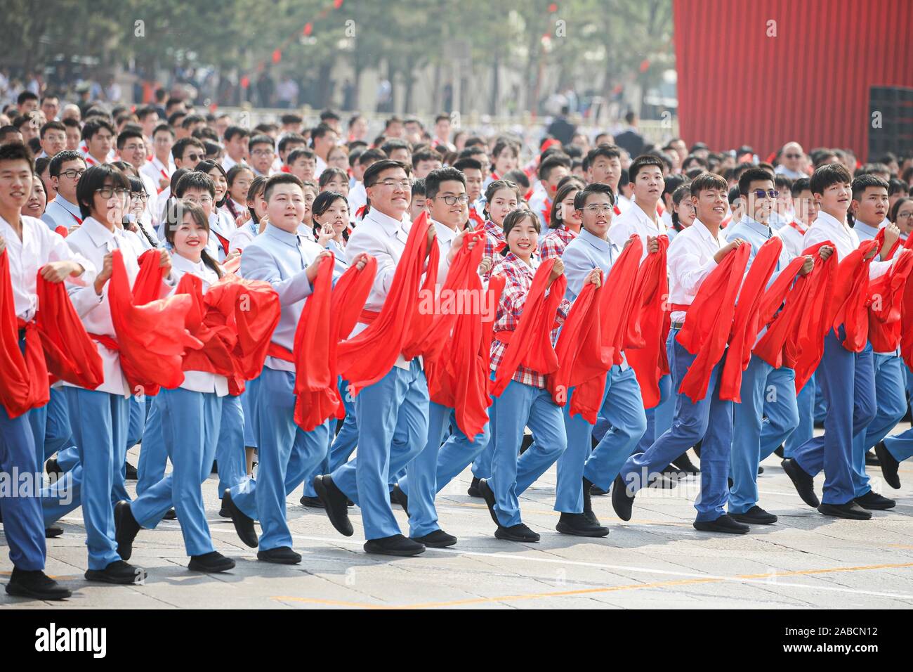 Bürger aus allen Gesellschaftsschichten auf verschiedenen schwimmt in die Parade an den 70. Jahrestag der Gründung der VR China in Beijing, China, 1 zu feiern. Stockfoto