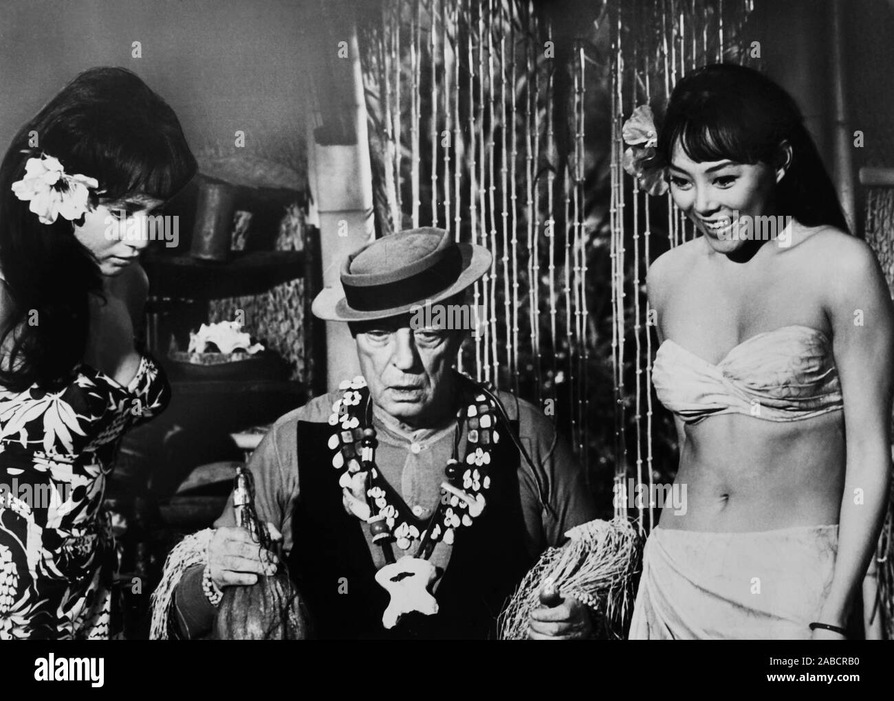 Wie eine WILD BIKINI, von links: Bobbie Shaw Chance, Buster Keaton, Irene Tsu, 1965