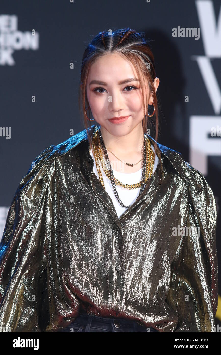 Chinesische Sängerin und Schauspielerin Gloria Tang Sze-Flügel oder g.e.m. Spaziergänge auf dem roten Teppich von Taipei Fashion Week Vogue Red Carpet Night in Taipei Stockfoto