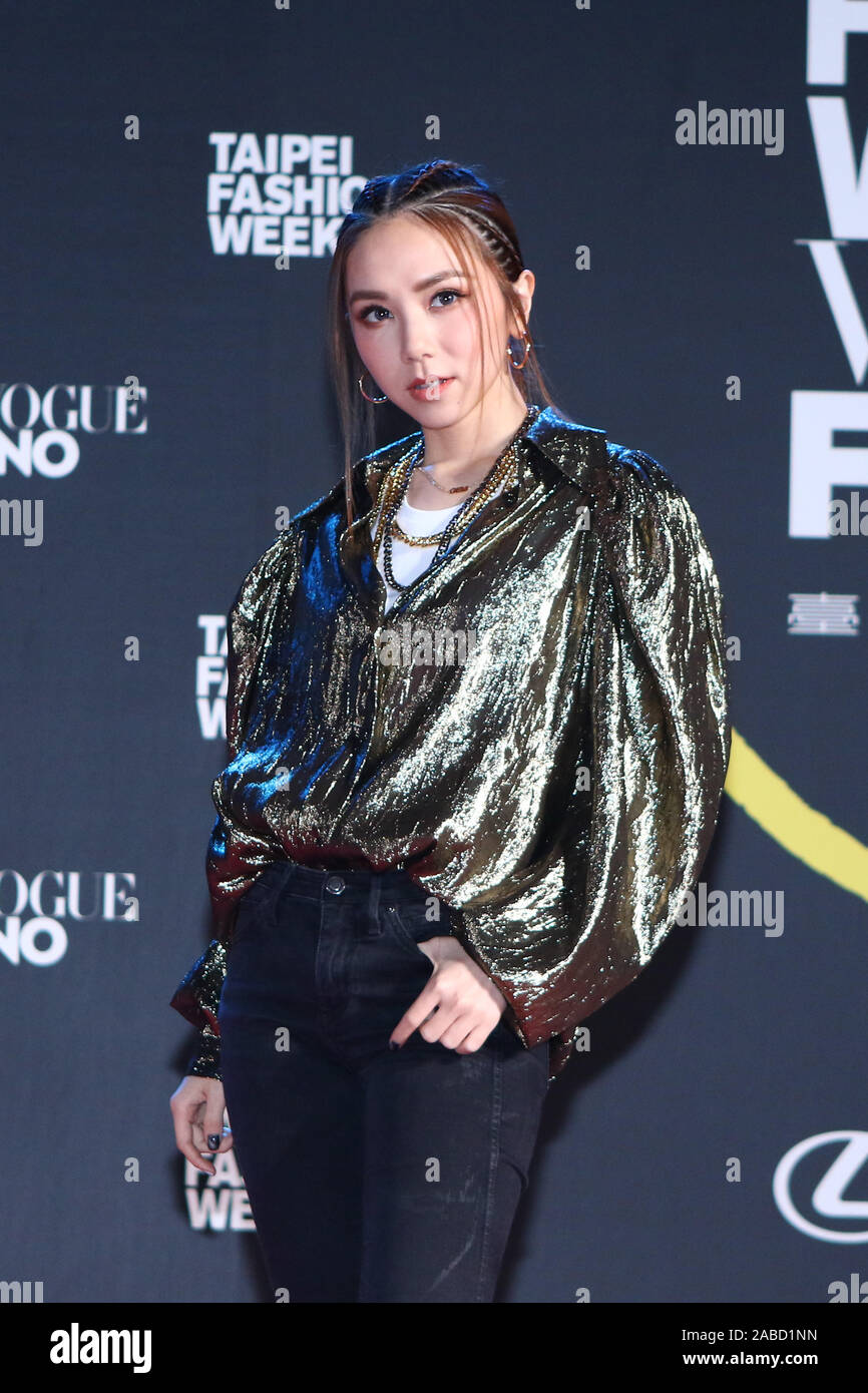 Chinesische Sängerin und Schauspielerin Gloria Tang Sze-Flügel oder g.e.m. Spaziergänge auf dem roten Teppich von Taipei Fashion Week Vogue Red Carpet Night in Taipei Stockfoto