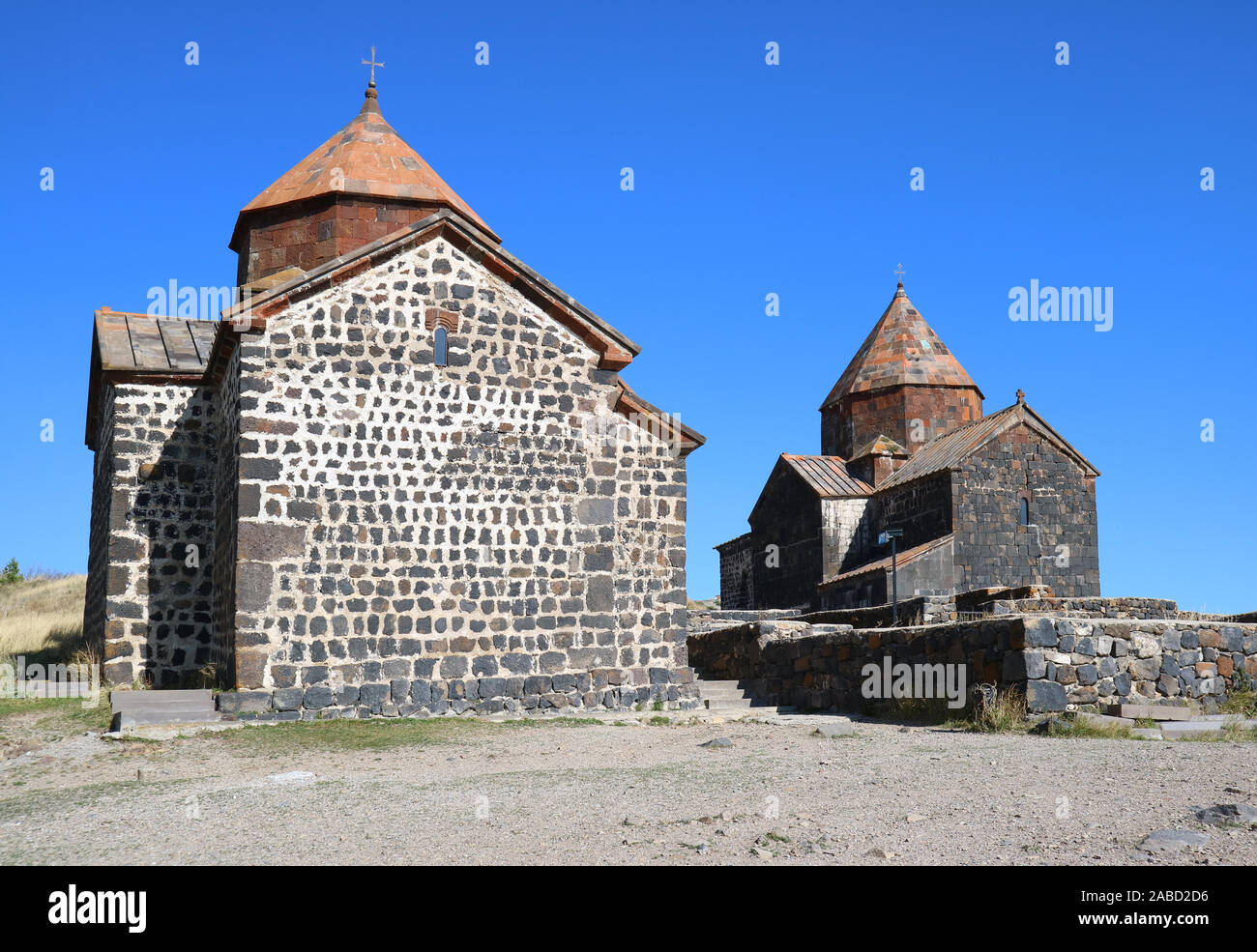 Surp Arakelots Kirche und Surp Astvatsatsin Kirche gegen strahlend blauen Himmel, Sevanavank Kloster in Armenien Stockfoto