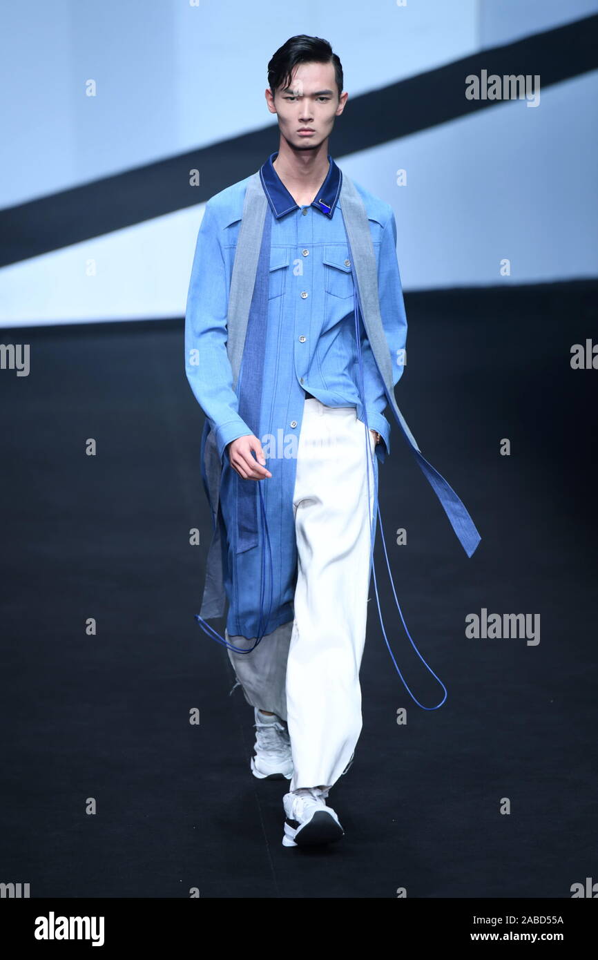 Ein Modell zeigt eine neue Schöpfung an der Xinyu Hu zeigen während der China International Fashion Week Frühjahr/Sommer 2020 in Peking, China, 30. Oktober 2019 Stockfoto