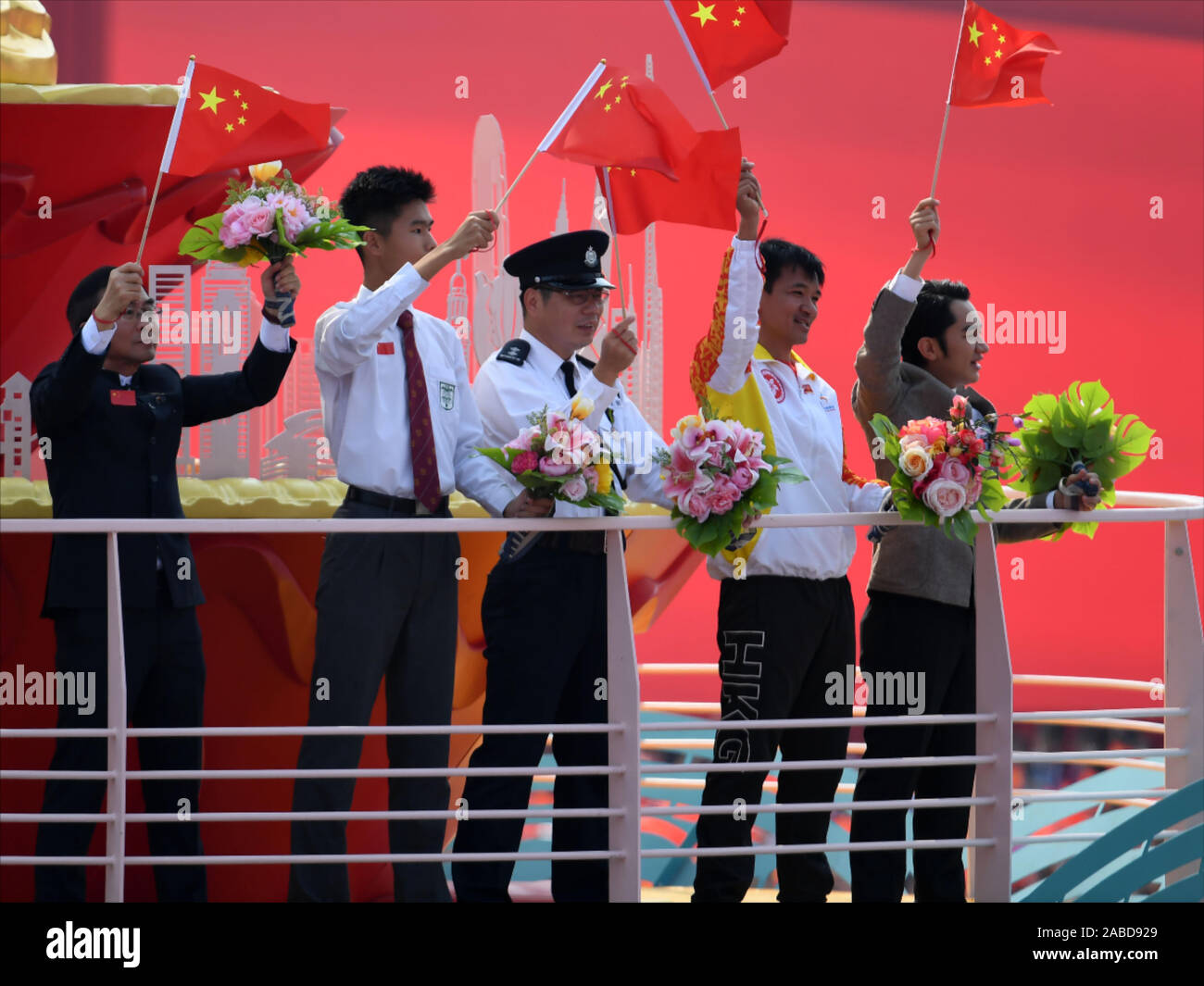 Wong Cho-lam, rechts, Hong Kong Entertainer, zeigt sich an der "ein Land, zwei Systeme" Fahrzeug während der Parade auf dem Platz des Himmlischen Friedens geschmückt auf Stockfoto