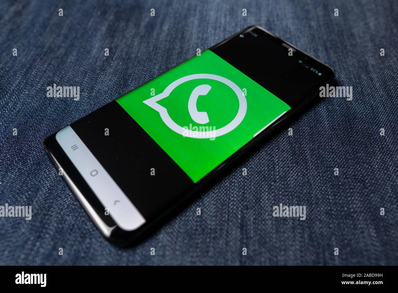 Odessa, Ukraine - Oktober 26, 2019: WhatsApp app. WhatsApp Logo sichtbar auf dem Smartphone angezeigt. Denim Hintergrund. Soft Focus Stockfoto