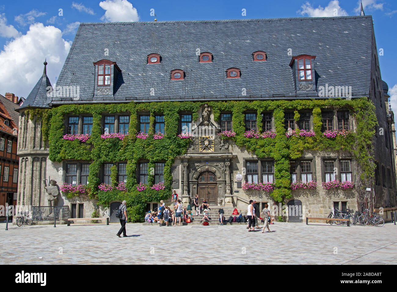 Rathaus mit Efeu und Statue in Quedlinburg, Sachsen Anhalt Stockfoto