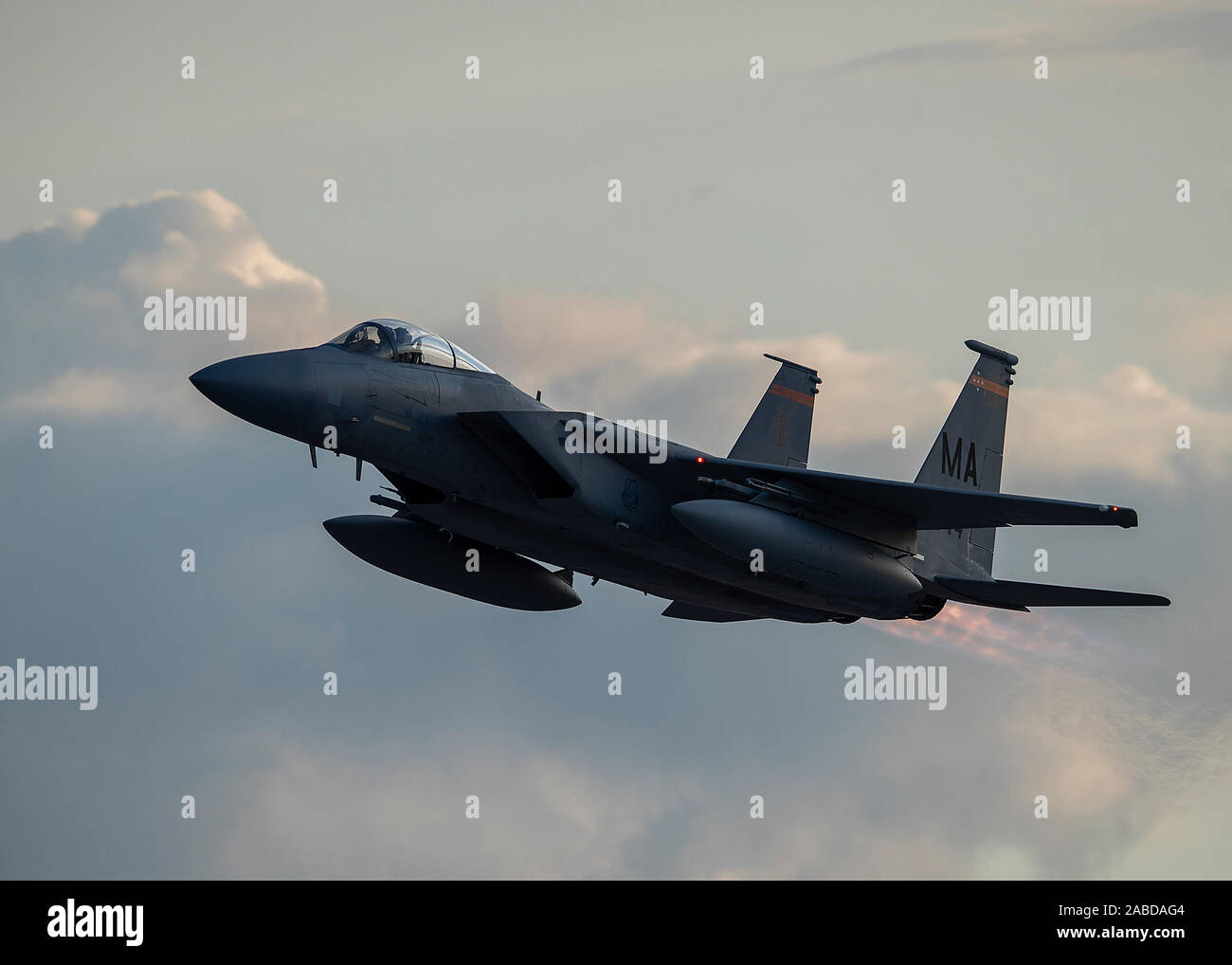 Eine F-15C Eagle fighter Jet auf der 104 Fighter Wing (FW) in Westfield, Massachusetts zugewiesen, zieht aus der Nellis Air Force Base, Nevada, Nov. 21, 2019. Die Mission der 104 FW aufrechtzuerhalten ist, gut ausgebildete, gut ausgestattet, und motivierte militärische Kräfte zur Bekämpfung bereit F-15 Flugzeuge und Support Elemente in Reaktion auf Kriegs- und Friedenszeiten Multitasking unter staatlichen und bundesstaatlichen Behörden auf. (U.S. Air Force Foto von Airman 1st Class Bryan Guthrie) Stockfoto