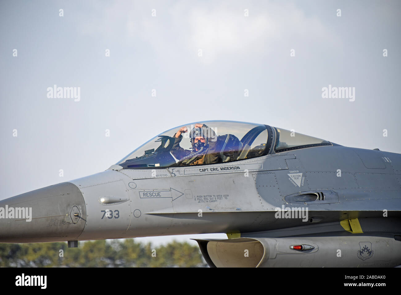 Ein US Air Force F-16 Fighting Falcon Piloten in der 8. Gruppe Betrieb zugeordnet Taxis auf der Flightline in Kunsan Air Base, der Republik Korea, Nov. 19, 2019. Das 8. OG stattet und Züge der 35th Fighter Squadron "pantons" und 80th FS "Juvats "Air und Space control Rollen einschließlich Zähler Luft, strategischen Angriff, Verbot und schließen - Air support Missionen durchzuführen. (U.S. Air Force Foto: Staff Sgt. Mackenzie Mendez) Stockfoto