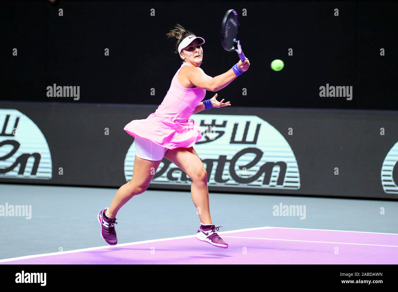 Canadian professional tennis player Bianca Andreescu konkurriert gegen Rumänische Tennisspieler Simona Halep während einer Gruppe der WTA Fin Stockfoto