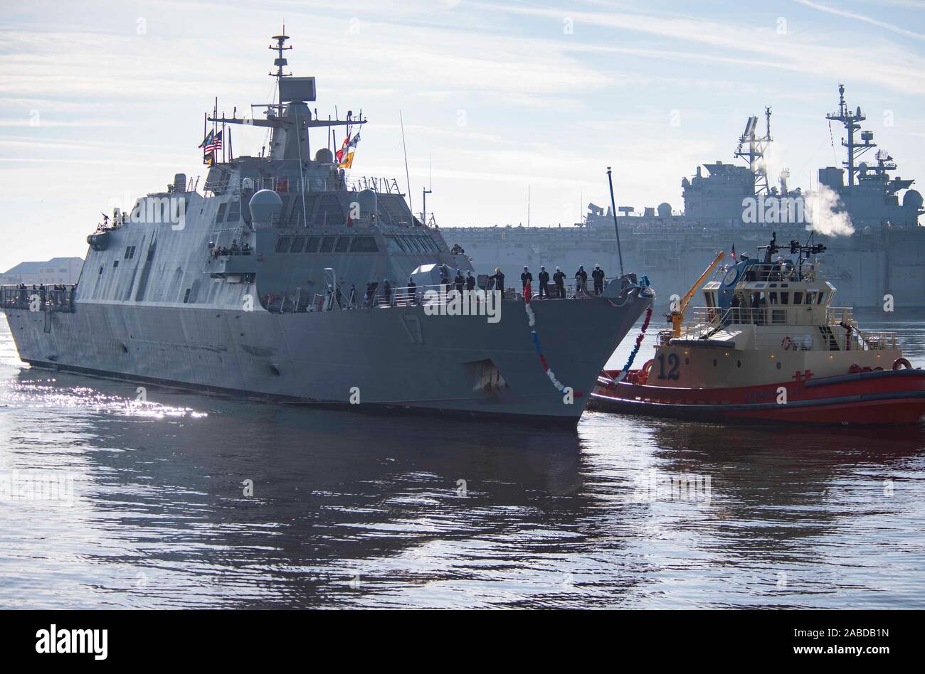 191119-N-JS 726-0017 JACKSONVILLE, Fla. (Nov. 26, 2019) Die neueste Littoral Combat Ship, die Freiheit - Variante USS Indianapolis (LCS 17), erreicht die Naval Station Mayport. Indianapolis offiziell die Flotte am 26. Oktober, wenn es in Burns Harbor, Ind Homeported in Mayport, Fla. beauftragt, als 19 Littoral Combat Ship der Marine und der 9. Freiheit Variante, USS Indianapolis wurde für den Betrieb in der Nähe von Umgebungen konzipiert - Ufer nicht in der Lage, offene Ozean Betrieb, zu besiegen, asymmetrische "anti-access" Bedrohungen wie Minen, ruhig Diesel-U-Boote und schnelle Oberfläche Handwerk. (US Navy Foto von Chi Stockfoto