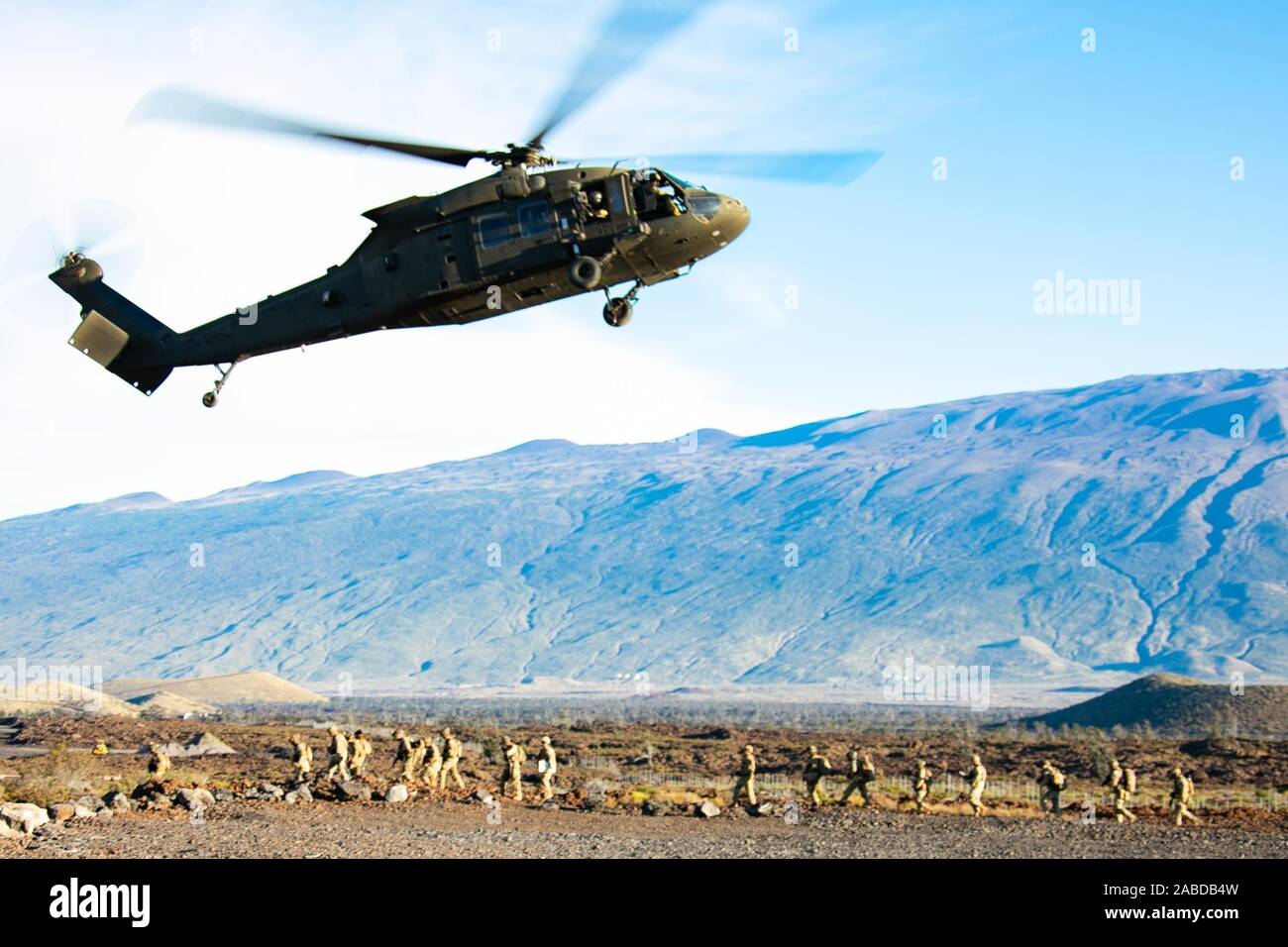 Ein UH-60 Blackhawk Helikopter mit 25 Combat Aviation Brigade abfällt Soldaten vom 1.Bataillon, 27 Infanterie Regiment "wolfhounds", 2nd Infantry Brigade Combat Team, 25 Infanterie Division bei einem Brand support Koordination Nov. 18, 2019 bei Pohakuloa Training Bereich auf der Insel Hawaii. Die FSCX ist eine der realistischsten Schulungsveranstaltungen angeboten, so dass Nachwuchsführungskräfte praktische Erfahrung mit Calling koordinierte Brand Missionen und beobachten Brände Auswirkungen, wenn mit einem Manöver Element gekoppelt zu gewinnen. Stockfoto