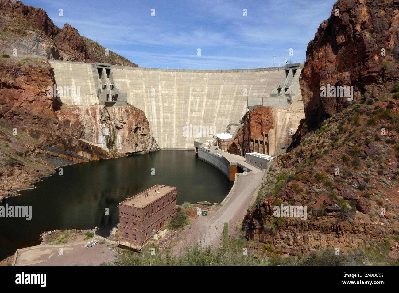 Der Theodore Roosevelt Dam, Arizona, USA, ist ein Staudamm, der den Salt River und Tonto Creek Staudt. Stockfoto