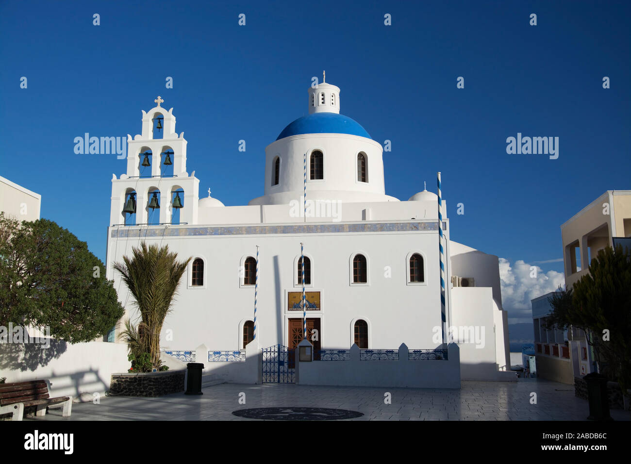 Oia auf der Insel Thira, oder Thera, ist eine kleine Stadt mit dem giechischen Archipel Santorin auf den Kykladen. Stockfoto