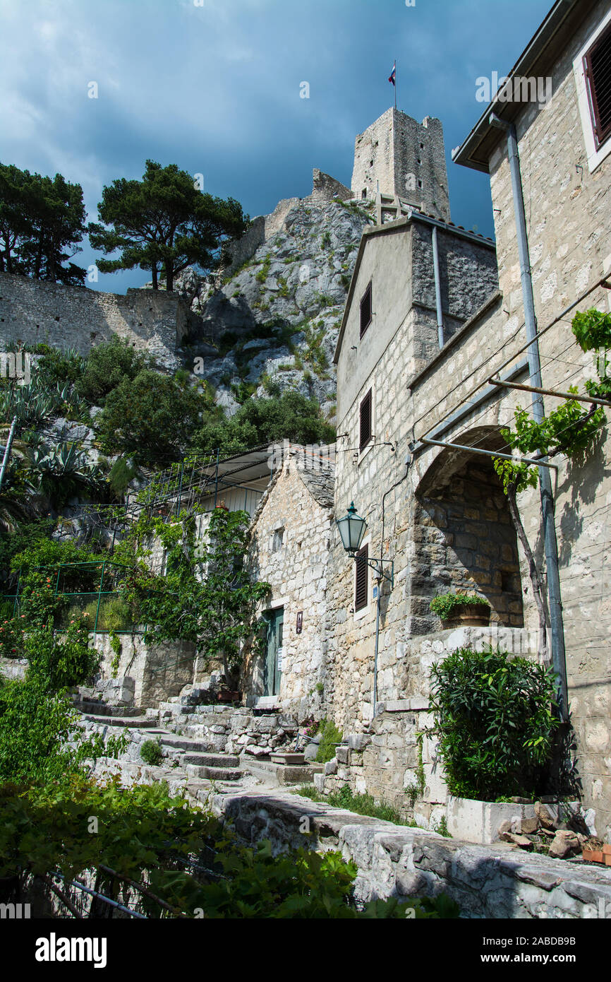 Die Stadt Omis Balatonfüred im Süden Kroatiens an der Mündung der Cetina ins Adriatische Meer und Technologie zu Dalmatien. Stockfoto