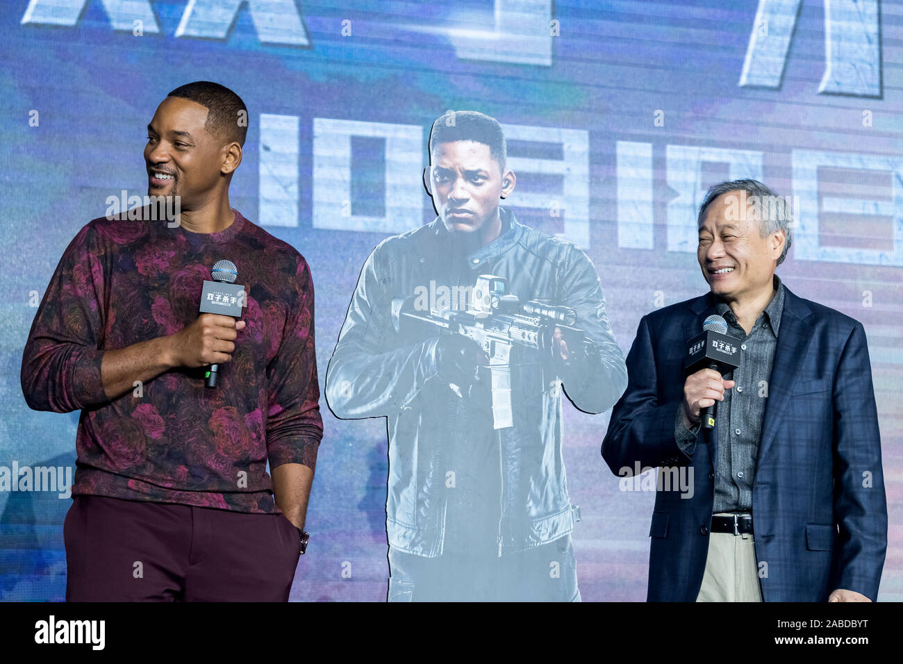 Will Smith, Links, und der taiwanesische Regisseur Ang Lee sprechen bei Movie release Konferenz der "Gemini Man" in Shanghai, China, 14. Oktober 2019. Stockfoto