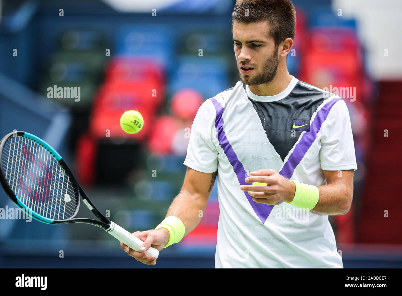 Kroatische Tennisspieler Borna Coric konkurriert gegen russische Tennisprofi Andrej Rublev während der ersten Runde von 2019 Rolex Stockfoto