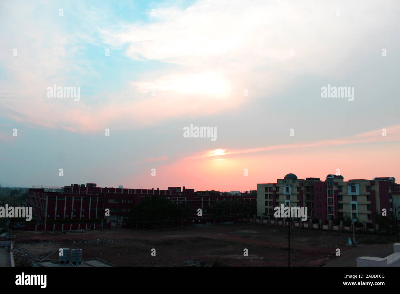 Am Abend Sonnenuntergang hinter einem Gebäude Stockfoto