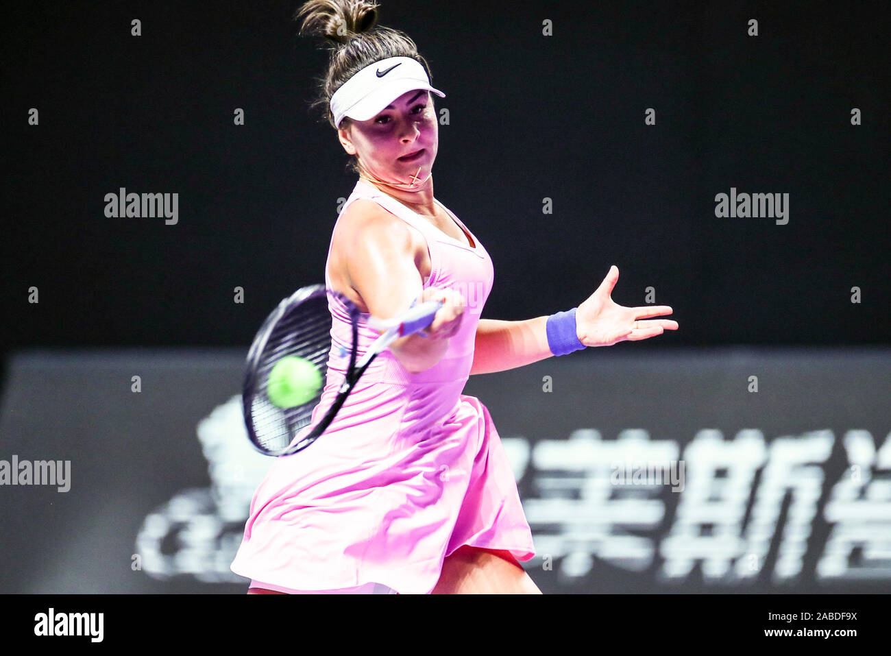 Canadian professional tennis player Bianca Andreescu konkurriert gegen Rumänische Tennisspieler Simona Halep während einer Gruppe der WTA Fin Stockfoto