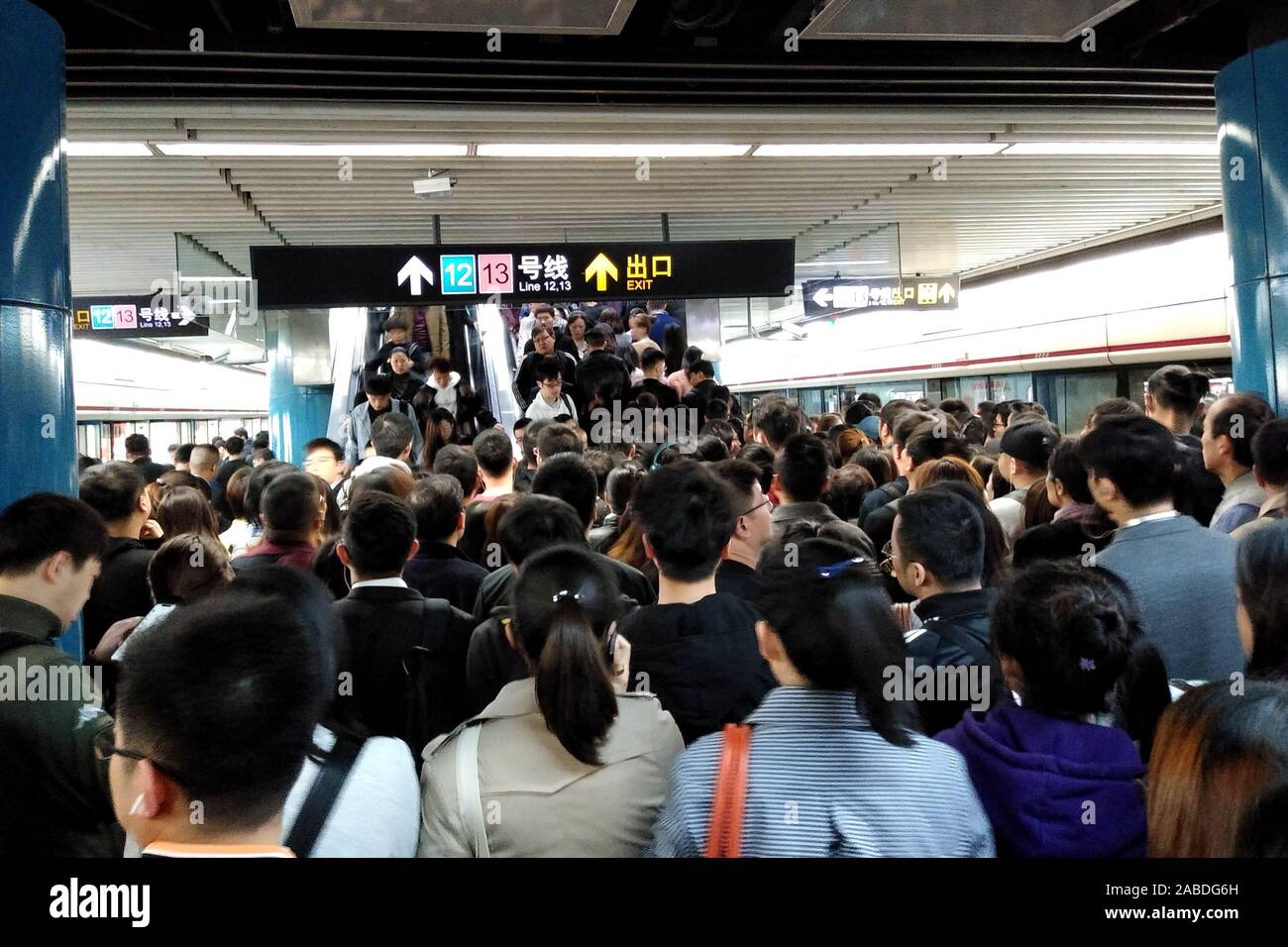 Ein Meer von Menschen sammeln und an Hanzhong stop durch die Abschaltung einer Rolltreppe während der Rush Hour in Shanghai, China, 30. Oktober 2019. *** Lokaler Ca Stockfoto