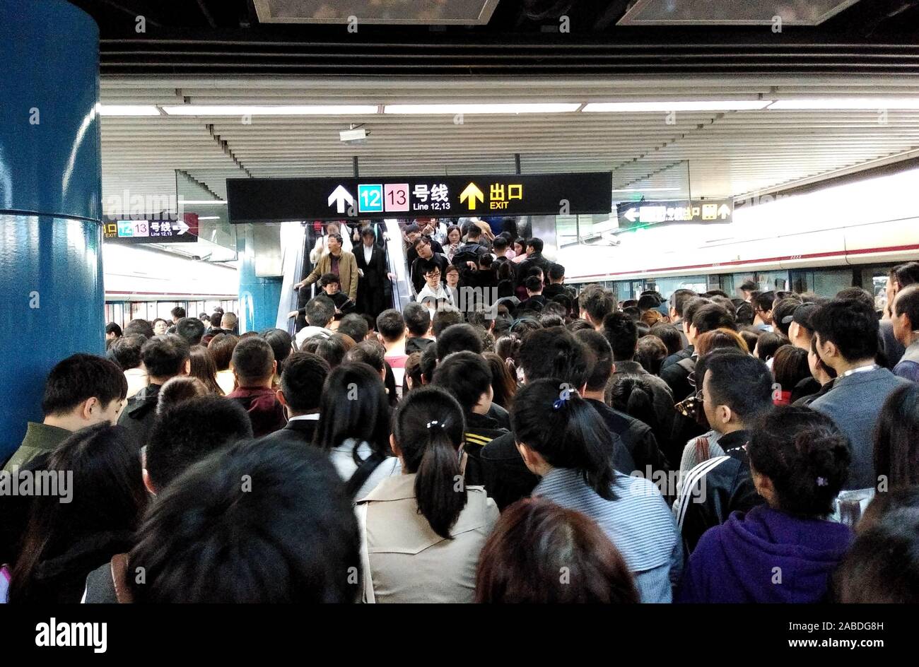 Ein Meer von Menschen sammeln und an Hanzhong stop durch die Abschaltung einer Rolltreppe während der Rush Hour in Shanghai, China, 30. Oktober 2019. *** Lokaler Ca Stockfoto