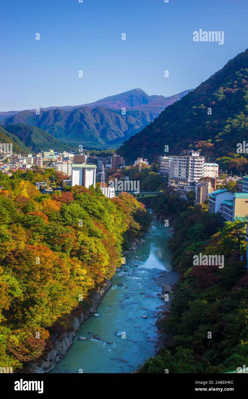 Die Stadt Kinugawa Onsen. Landschaft, die die Stadt Kinugawa Onsen überblickt. Stockfoto